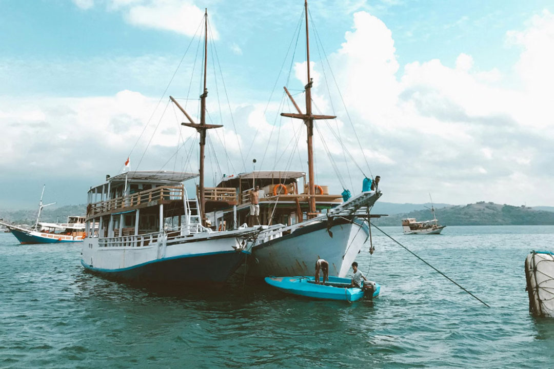 Yogyakarta to Komodo Island Adventure Tour : Borobudur Prambanan Temple Mt Bromo Sunrise & Komodo Island (Sailing Tour 3D2N)