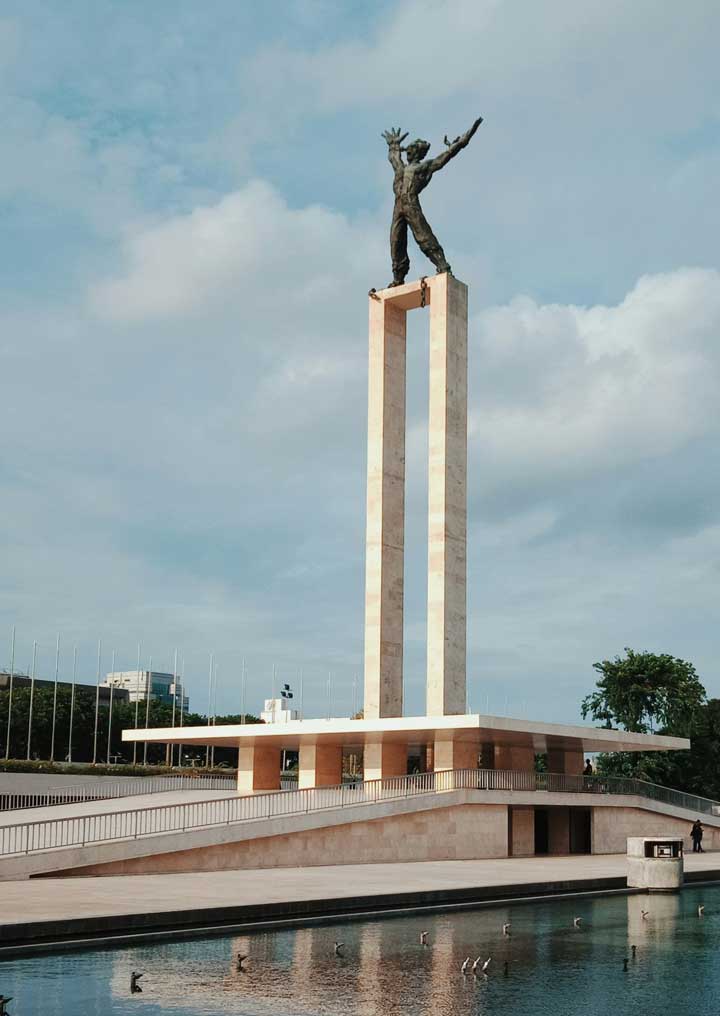 Monumen Pembebasan Irian Jaya di tengah Taman Lapangan Banteng